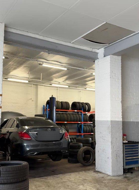 Pont élévateur et stock de pneus dans l'atelier